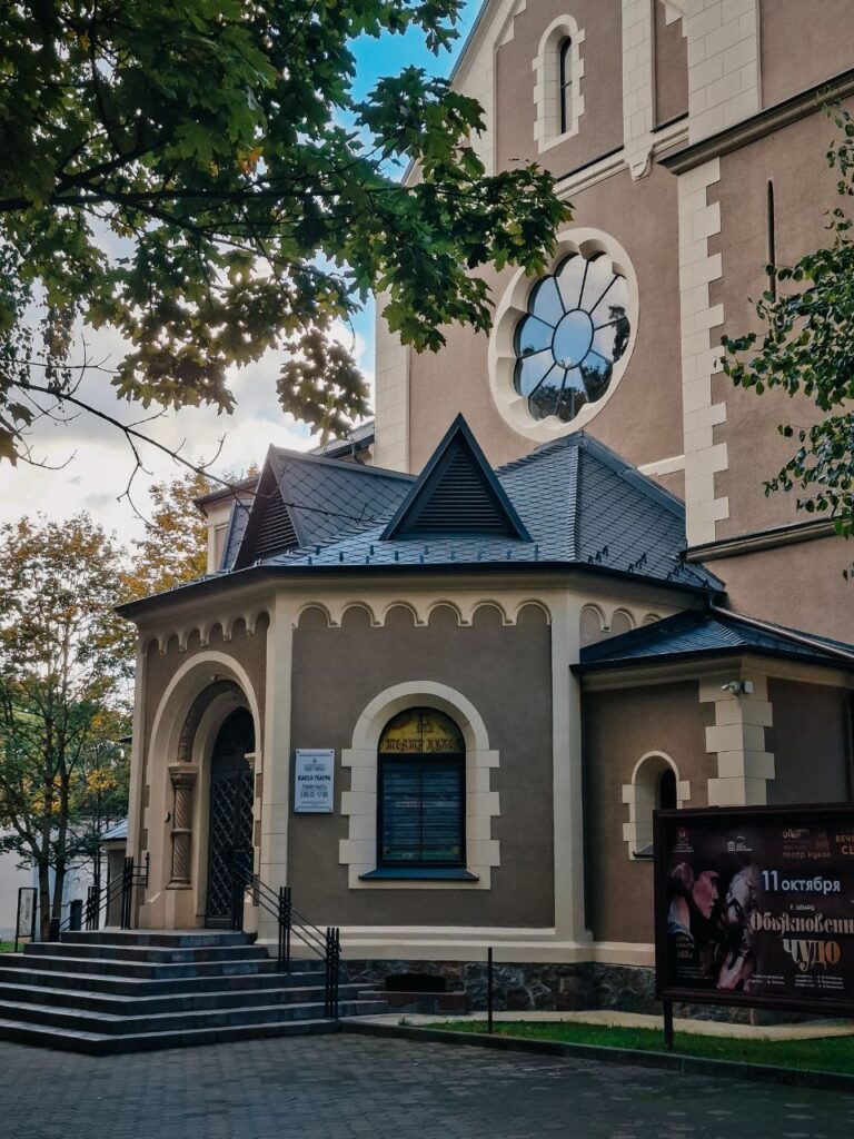 Центральный вход