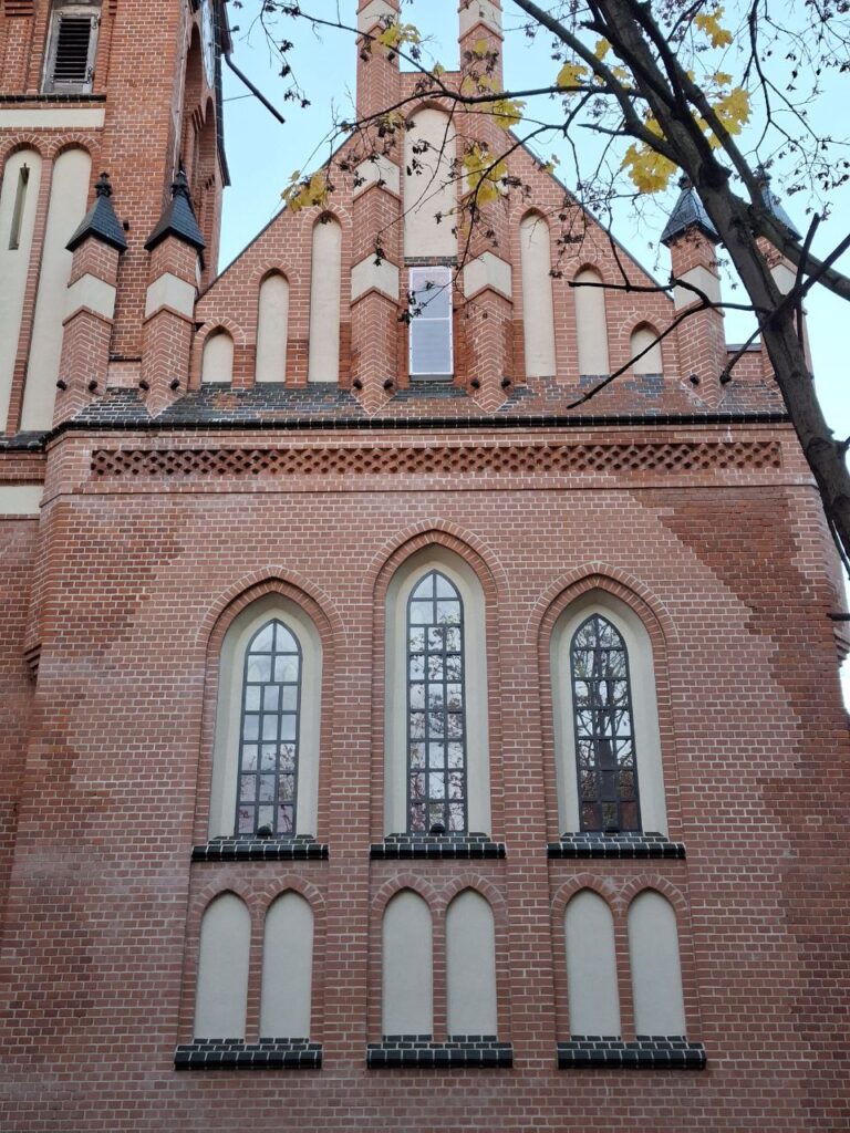 Стрельчатые окна в нишах на фасаде кирхи Святого Адальберта