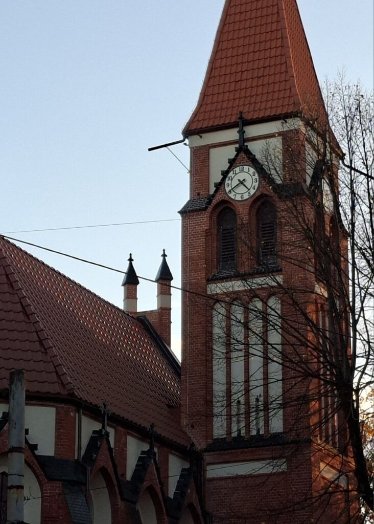 Башня с часами кирхи Святого Адальберта над крышей
