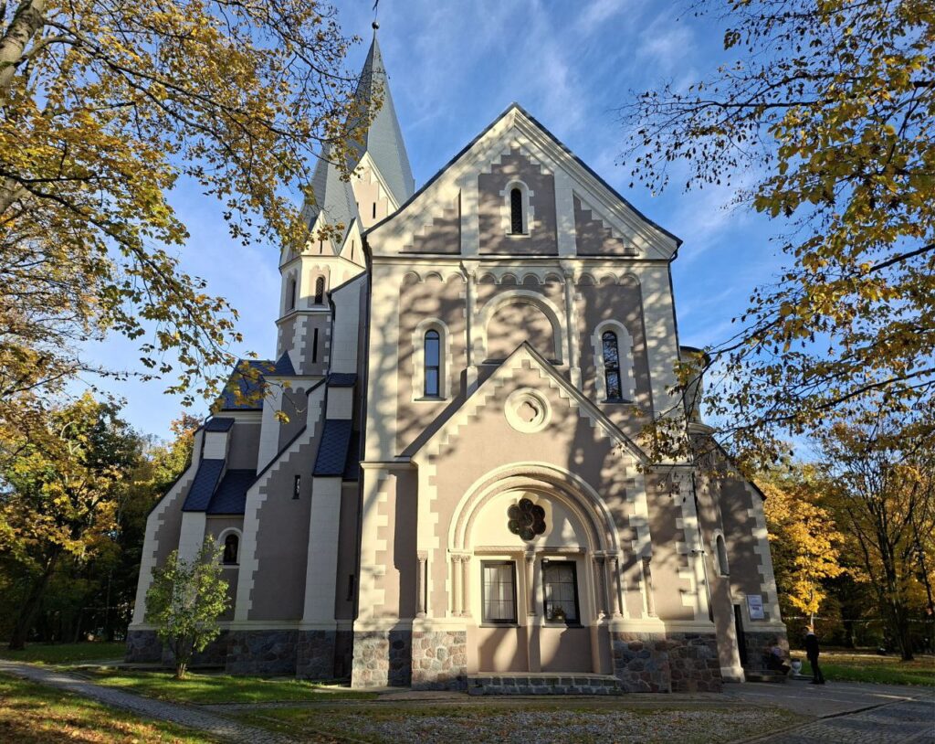 Кирха королевы Луизы в Калининграде, главный фасад осенью