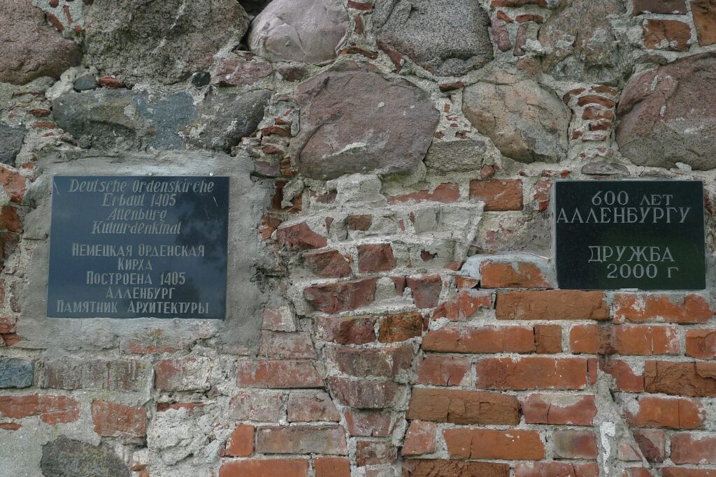 Памятные доски «600 лет Алленбургу — Дружбе» на стене кирхи