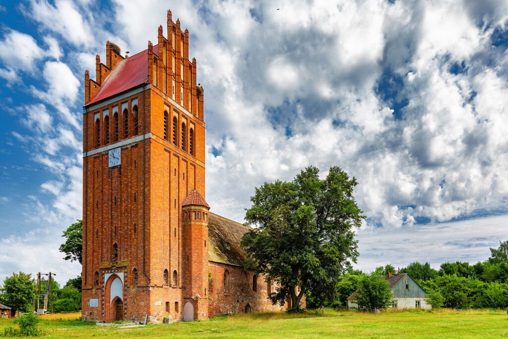 Алленбургская кирха в Дружбе летом, башня с красной крышей