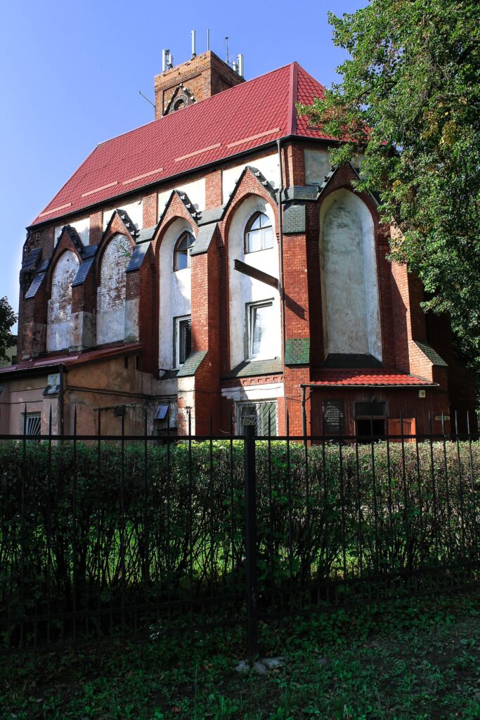 Кирха Святого Адальберта в 2015 году с заложенными окнами