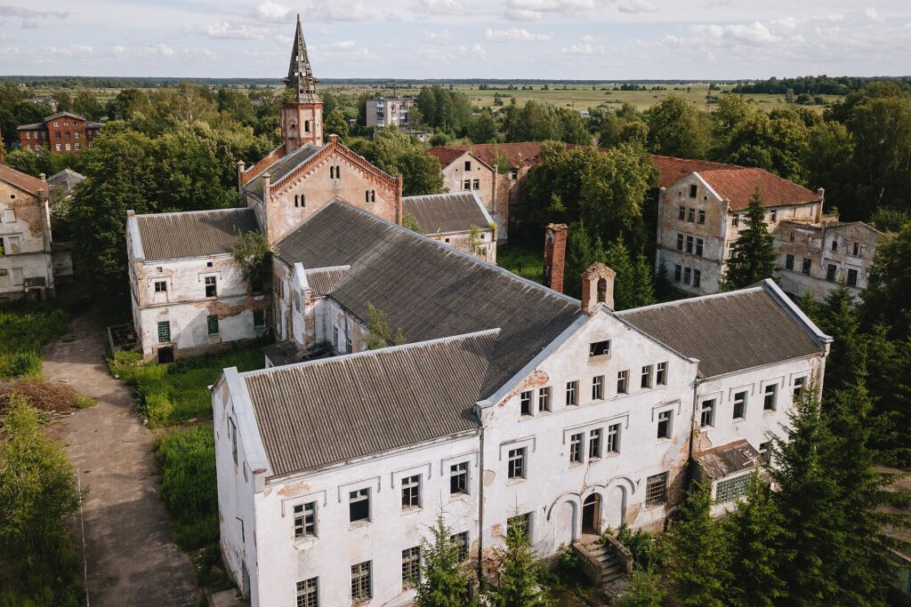 Комплекс больницы Алленберг в Знаменске с башней кирхи, вид сверху