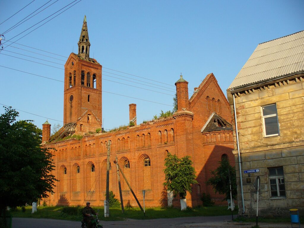 Руины кирхи Даркемен в Озёрске с башней и шпилем, 2006 год