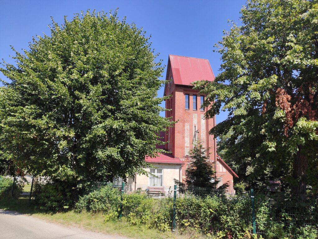 Кирха Гросс-Курен в Приморье за деревьями