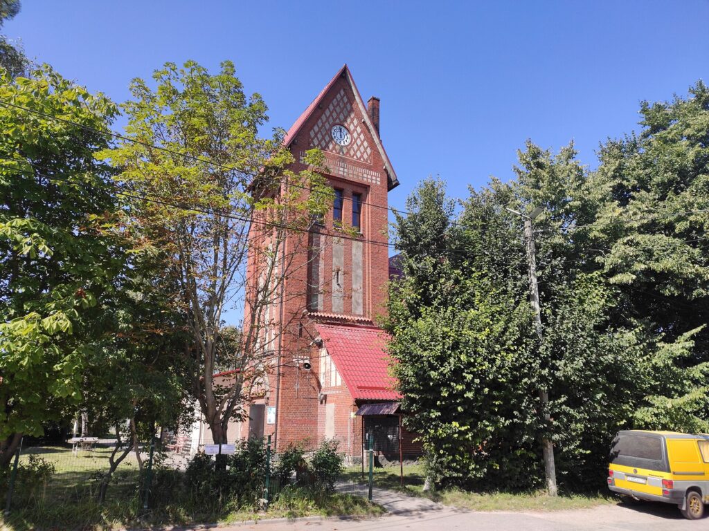 Башня кирхи в Приморье с часами