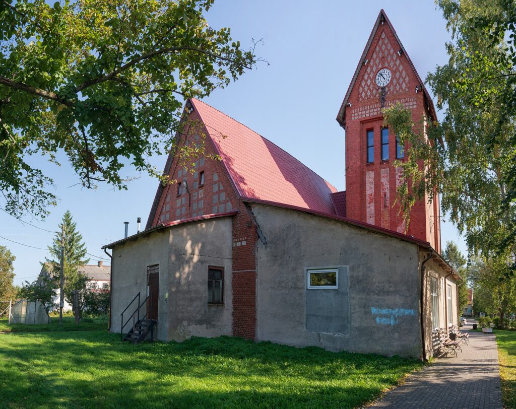 Бывшая кирха Гросс-Курен в Приморье, башня с часами и неф