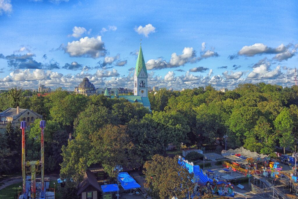 Вид на кирху королевы Луизы с колеса обозрения в Центральном парке