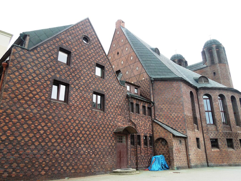 Кирха Креста и пристроенный дом с узорной кладкой
