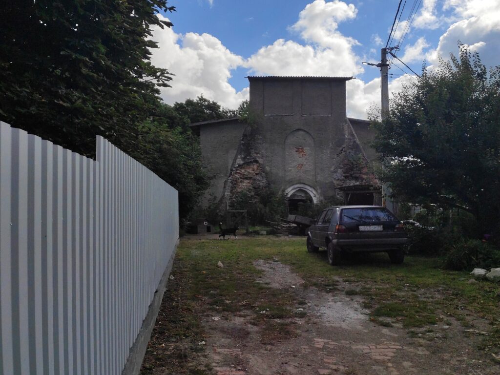 Дорога к башне кирхи Лаптау с улицы Каштановой