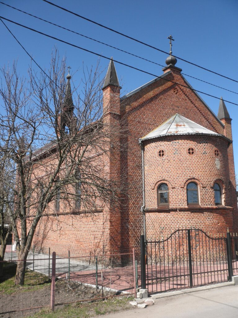 Кирха Росситтен в Рыбачьем весной, вид с северо-востока