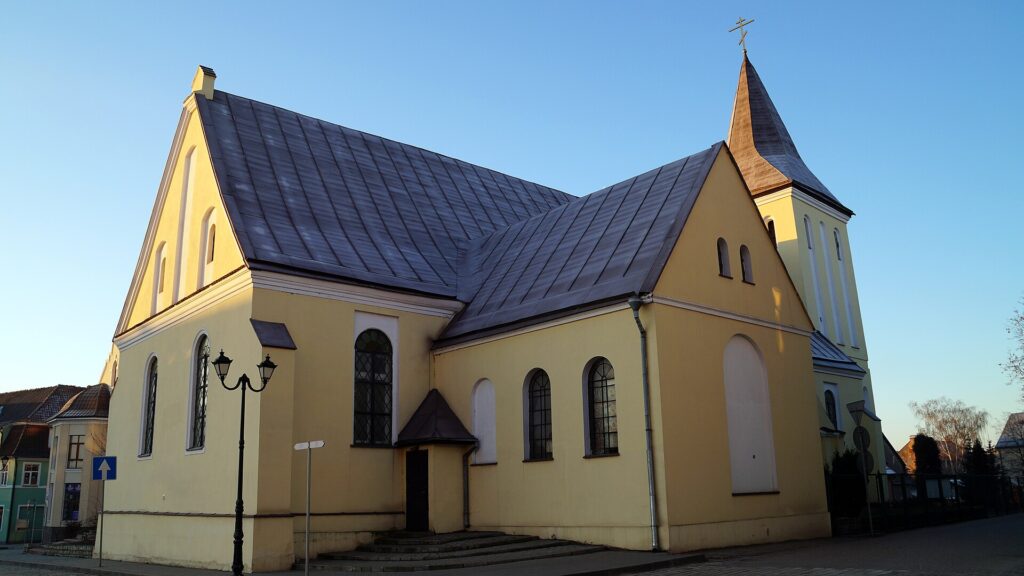 Кирха Тапиау в Гвардейске, неф и башня, 2016 год