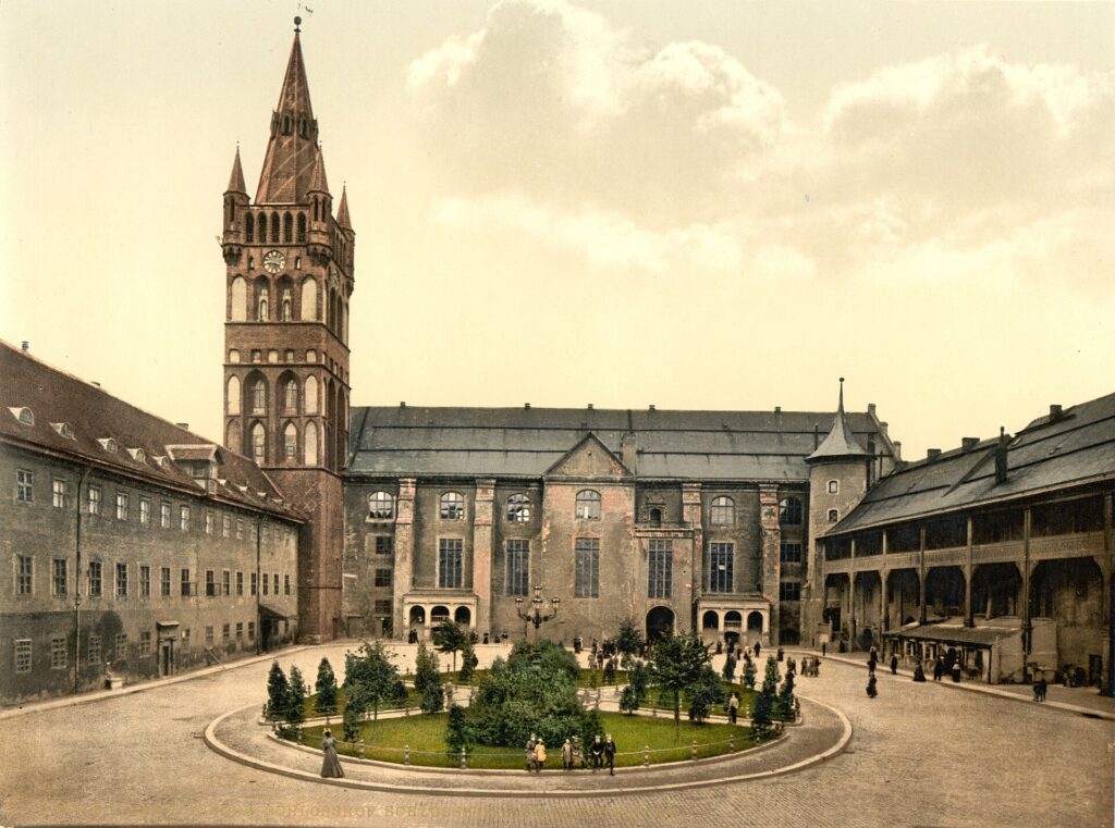 Двор Кёнигсбергского замка и Замковая кирха на цветной фотографии 1890-х годов